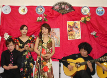 Japoneses tocando flamenco