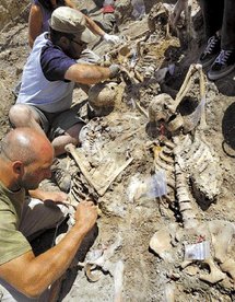 Investigadores en una fosa en La Macarena, Colombia. Investigadores en una fosa en La Macarena, Colombia.