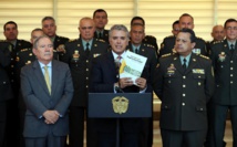 El presidente colombiano, Iván Duque, con oficiales del ejército El presidente colombiano, Iván Duque, con oficiales del ejército