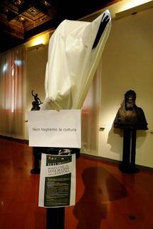 Una escultura, en el museo medieval de Bolonia, tapada con un cartel que dice: no cortemos la cultura Una escultura, en el museo medieval de Bolonia, tapada con un cartel que dice: no cortemos la cultura