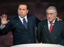 Silvio Berlusconi y, a la derecha, Marcello Dell'Utri