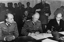 El general alemán Jodl firma la rendición, en 1945