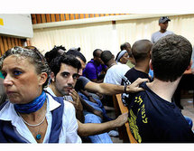 Los dos soldados, de espaldas, durante el juicio Los dos soldados, de espaldas, durante el juicio