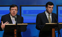 El primer ministro irlandés, Brian Cowen, y a la derecha, el ministro de Finanzas, Brian Lenihan