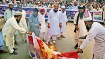 Manifestantes en Pakistán quemando una bandera holandesa