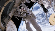 Un astronauta en el exterior de la Estación Espacial Internacional Un astronauta en el exterior de la Estación Espacial Internacional