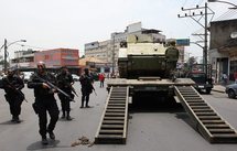 Escenario de guerra en Rio de Janeiro: blindados ingresan a favela Escenario de guerra en Rio de Janeiro: blindados ingresan a favela