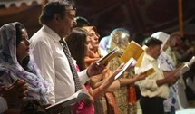 Unos cristianos rezan en una iglesia en Karachi, Pakistán Unos cristianos rezan en una iglesia en Karachi, Pakistán