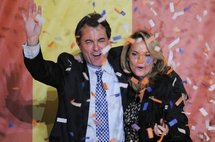 Artur Mas y su esposa, celebrando la victoria electoral