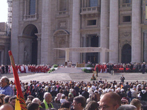 Miles de católicos en el Vaticano, en Roma, en una beatificación anterior de sacerdotes muertos en 1936