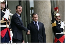 Al Assad, y a la derecha, Sarkozy