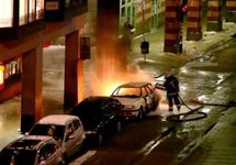 Un bombero apaga un fuego en el lugar de la explosión Un bombero apaga un fuego en el lugar de la explosión