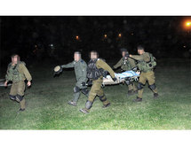 Un soldado israelí herido es evacuado Un soldado israelí herido es evacuado
