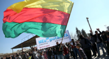 Un manifestante con una bandera kurda