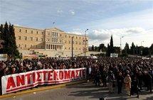 Protesta de los sindicatos griegos ante el parlamento