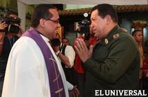 Hugo Chávez hablando con un sacerdote cristiano