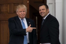 Donald Trump-a la izquierda-y Kris Kobach Donald Trump-a la izquierda-y Kris Kobach