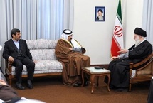 Jamenei, a la derecha, con el presidente del gobierno de Qatar-centro-y el presidente del gobierno iraní, Ahmadi Nijad