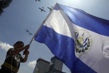 Un niño con una bandera del Salvador Un niño con una bandera del Salvador