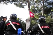 Carabineros ante la embajada suiza en Roma.