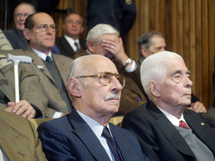 A la izquierda, Videla, durante el juicio