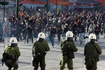 Enfrentamientos entre policías y anarquistas en Grecia, este año Enfrentamientos entre policías y anarquistas en Grecia, este año