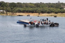 Los rescatistas trabajando en el lago Victoria