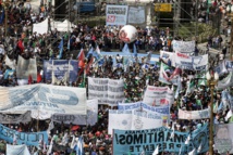 Miles de personas se reunieron ayer en la Plaza de Mayo protestando en contra de las políticas económicas de Mauricio Macri.