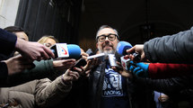 Alex de la Iglesia atiende a los periodistas a la salida de la reunión con los internautas en la sede de la Academia de Cine. Alex de la Iglesia atiende a los periodistas a la salida de la reunión con los internautas en la sede de la Academia de Cine.
