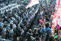 Policías y manifestantes en Buenos Aires, Argentina. Policías y manifestantes en Buenos Aires, Argentina.