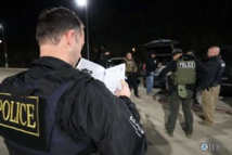 Policías detienen a inmigrantes ilegales. Policías detienen a inmigrantes ilegales.