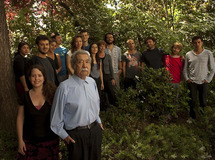 Raul Ruiz y los actores y actrices, durante un ensayo de la obra.