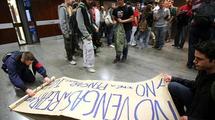 Pancarta de protesta en la UB Pancarta de protesta en la UB