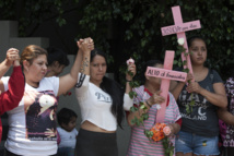 Mujeres protestando contra los feminicidios (asesinatos de mujeres).