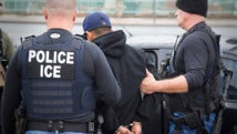 Policías estadounidenses del ICE detienen a un inmigrante