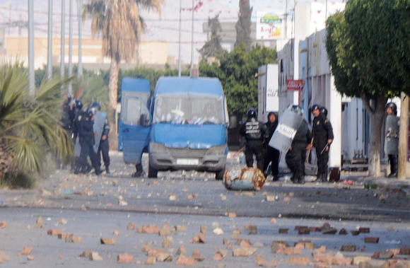 Túnez: el balance se eleva a 50 muertos, caos en el centro del país