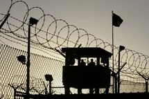 Juez de EEUU justifica detención en Guantánamo de presunto miembro de Al Qaida