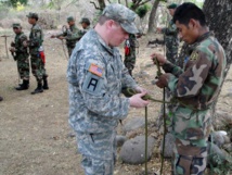 Un militar estadunidense con militares salvadoreños.