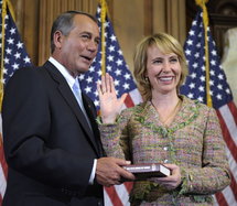 A la derecha, Gabrielle Giffords, la congresista demócrata atacada en Arizona
