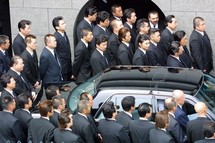 Miembros de Yamaguchi gumi, en un funeral Miembros de Yamaguchi gumi, en un funeral
