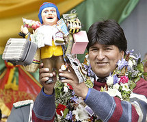 Evo Morales, presidente de Bolivia, con el Ekeko