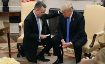 Andrew Brunson, arrodillado, y Donald Trump. Andrew Brunson, arrodillado, y Donald Trump.