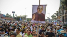 Salvadoreños esperan frente a la catedral de San Salvador la canonización de San Romero. Salvadoreños esperan frente a la catedral de San Salvador la canonización de San Romero.