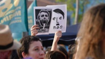Manifestantes con carteles contra Bolsonaro
