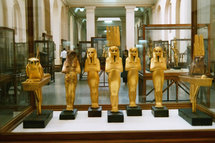Cadena humana alrededor del museo de El Cairo, crean comités de barrio