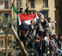 Manifestantes egipcios, en un tanque, confraternizando con los soldados