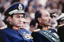 Hosni Mubarak-izquierda- ,entonces vicepresidente, y Anuar Assadat, el presidente, en 1981