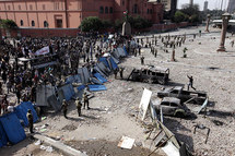 Soldados egipcios intentan separar a partidarios y contrarios a Mubarak. Soldados egipcios intentan separar a partidarios y contrarios a Mubarak.