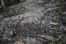 Manifestantes rezan en la plaza de la liberación, en El Cairo, Egipto.