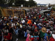 Migrantes cruzando la frontera entre Guatemala y México Migrantes cruzando la frontera entre Guatemala y México